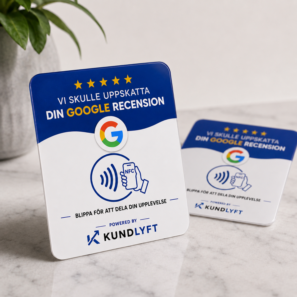 Kund blippar KUNDLYFT NFC-recensionskort med sin telefon och Googles recensionssida öppnas